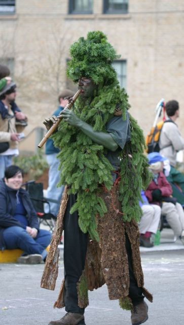 Walking tree with flute
